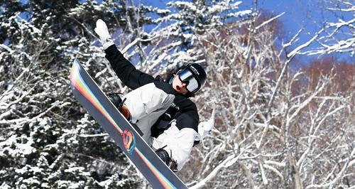 滑雪不用杖的技巧（打造独具特色的滑雪风采）