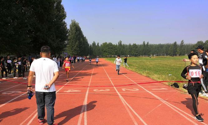 如何提高小学生1500米长跑成绩（掌握正确的跑步技巧）