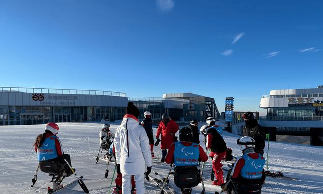 俄罗斯单板滑雪大咖技巧展示（惊险刺激的滑雪表演赏析）