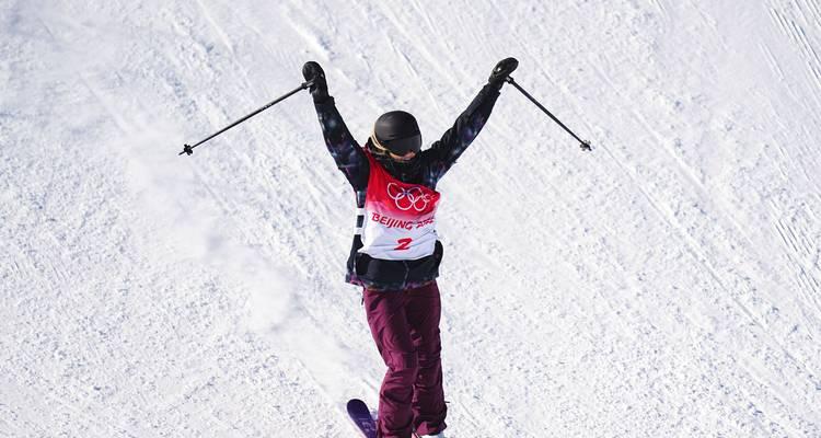 谷爱凌精湛滑雪技艺征服坡面障碍（自由式滑雪决赛精彩纷呈）