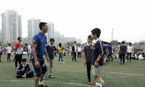 如何提高足球守门员奔跑技巧（从基础训练到比赛应用）