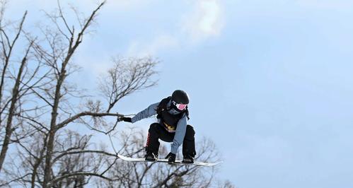 学会这些滑雪单板技巧，让你轻松玩转雪道（15个简单易学的滑雪单板技巧教程）