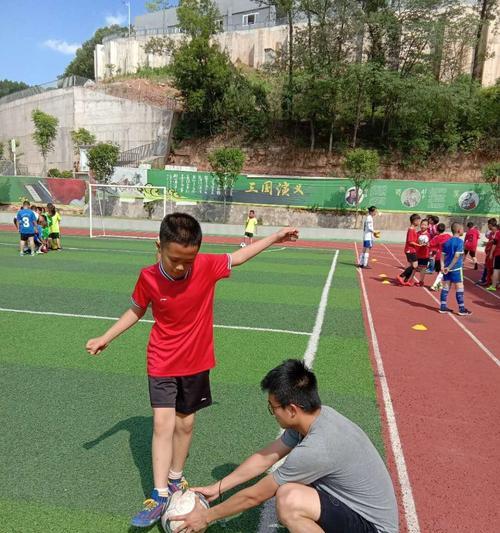 足球射门内脚背技巧的全面教学（学会这个技巧）