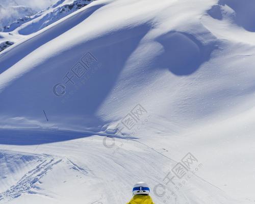 滑雪单板下坡技巧（掌握单板横板下坡的技巧和要领）